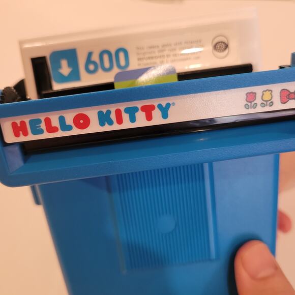 Hello Kitty Polaroid 600 Blue Refurbished by Retrospekt Limited Edition - Picture 7 of 11